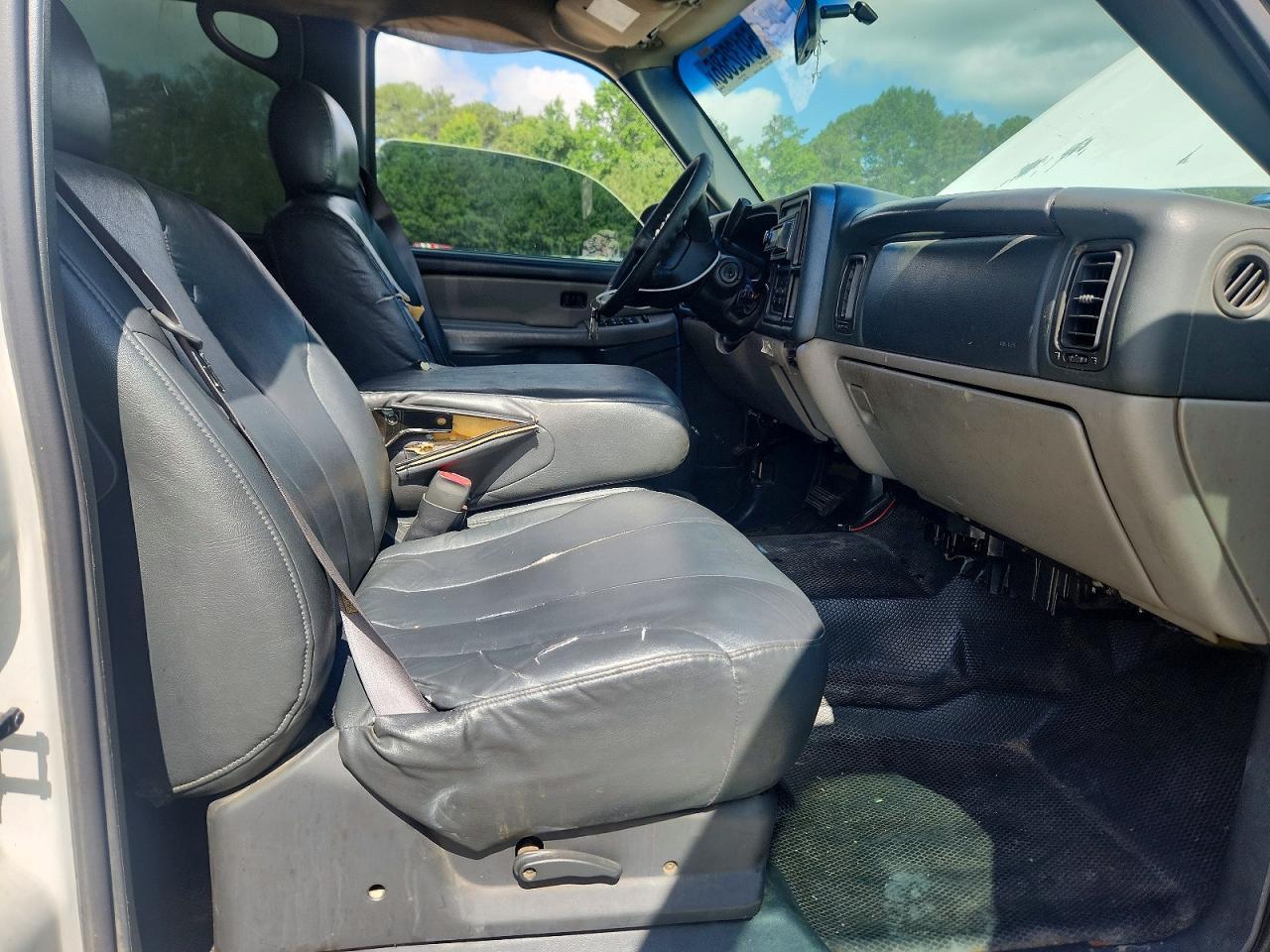 2001 Chevrolet Suburban C1500 - Image 7