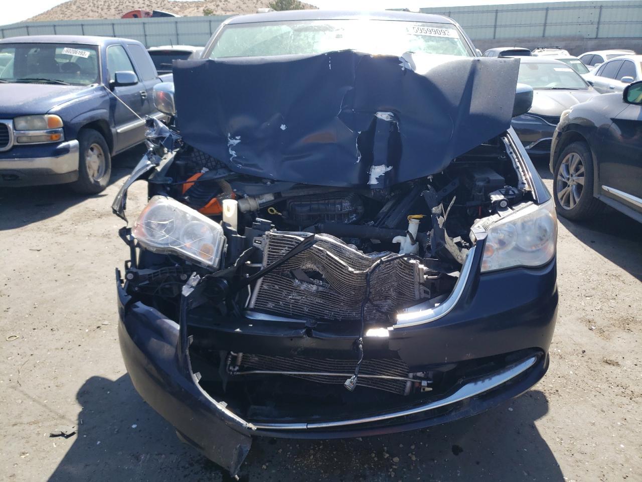 2013 Chrysler Town & Country Touring L - Фото 5