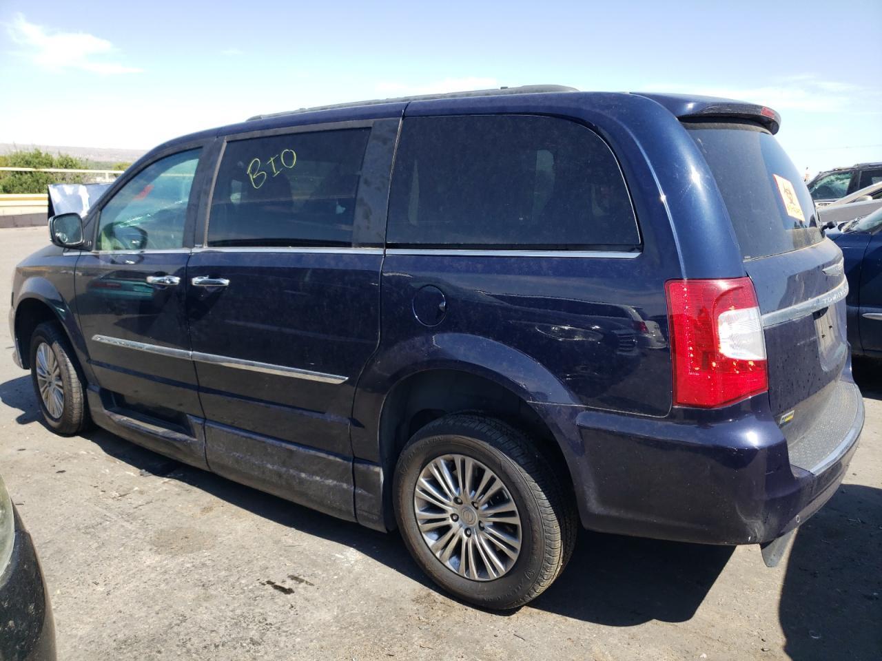 2013 Chrysler Town & Country Touring L - Фото 2