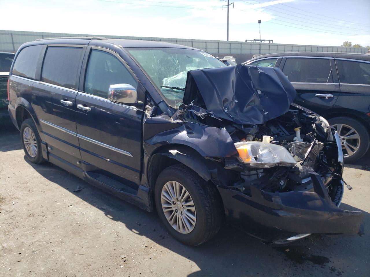 2013 Chrysler Town & Country Touring L - Фото 4