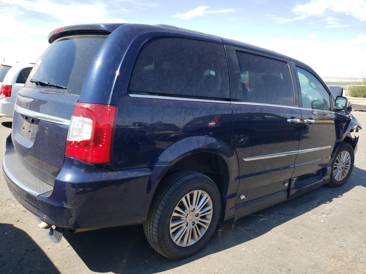 2013 Chrysler Town & Country Touring L - Фото 3