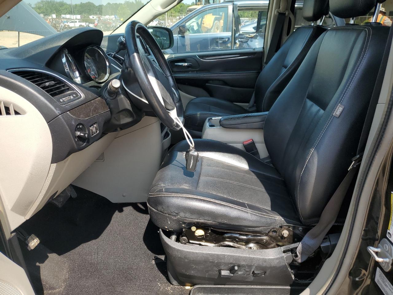 2016 Chrysler Town & Country Touring - Image 7