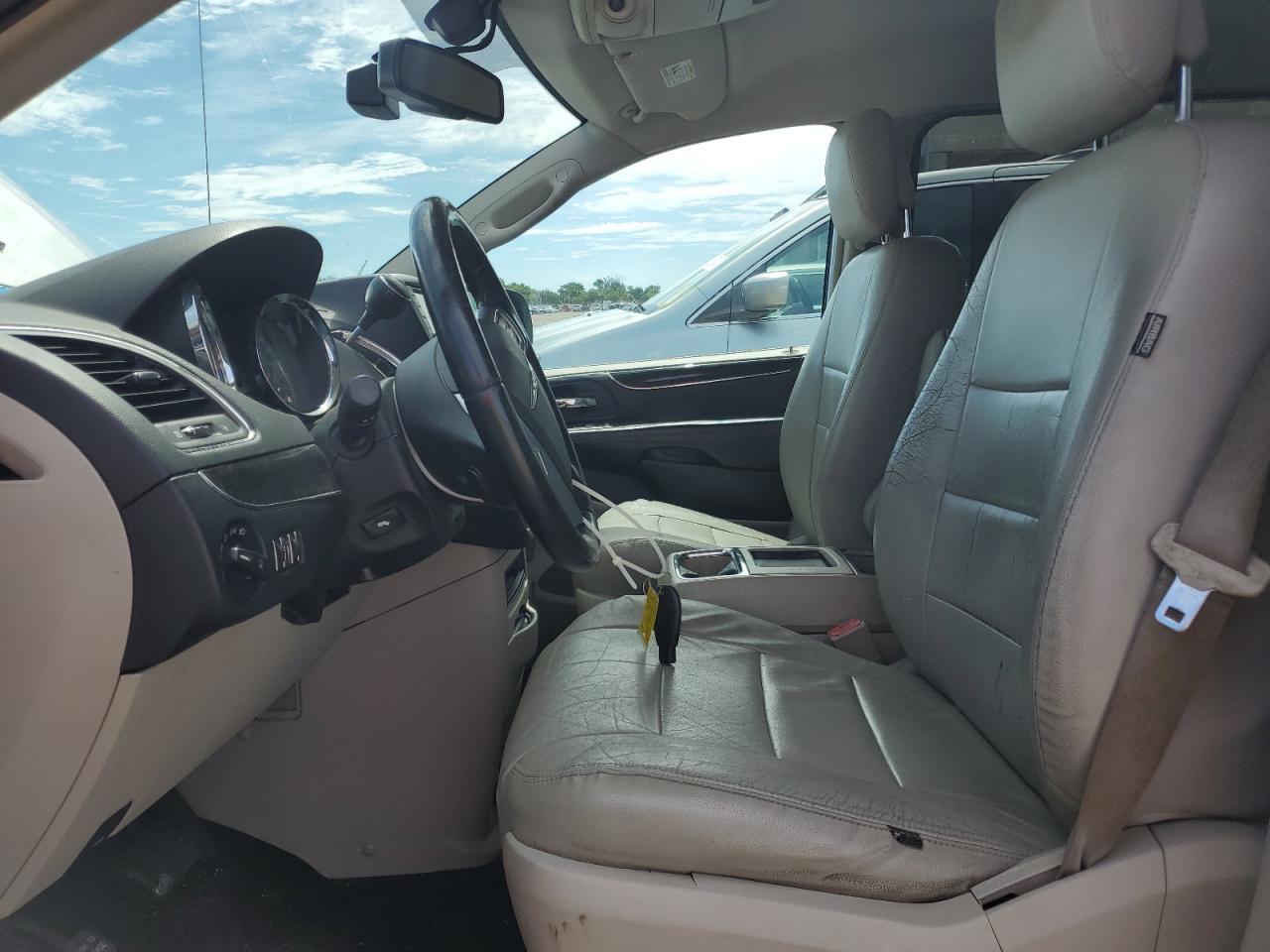 2011 Chrysler Town & Country Touring - Image 7