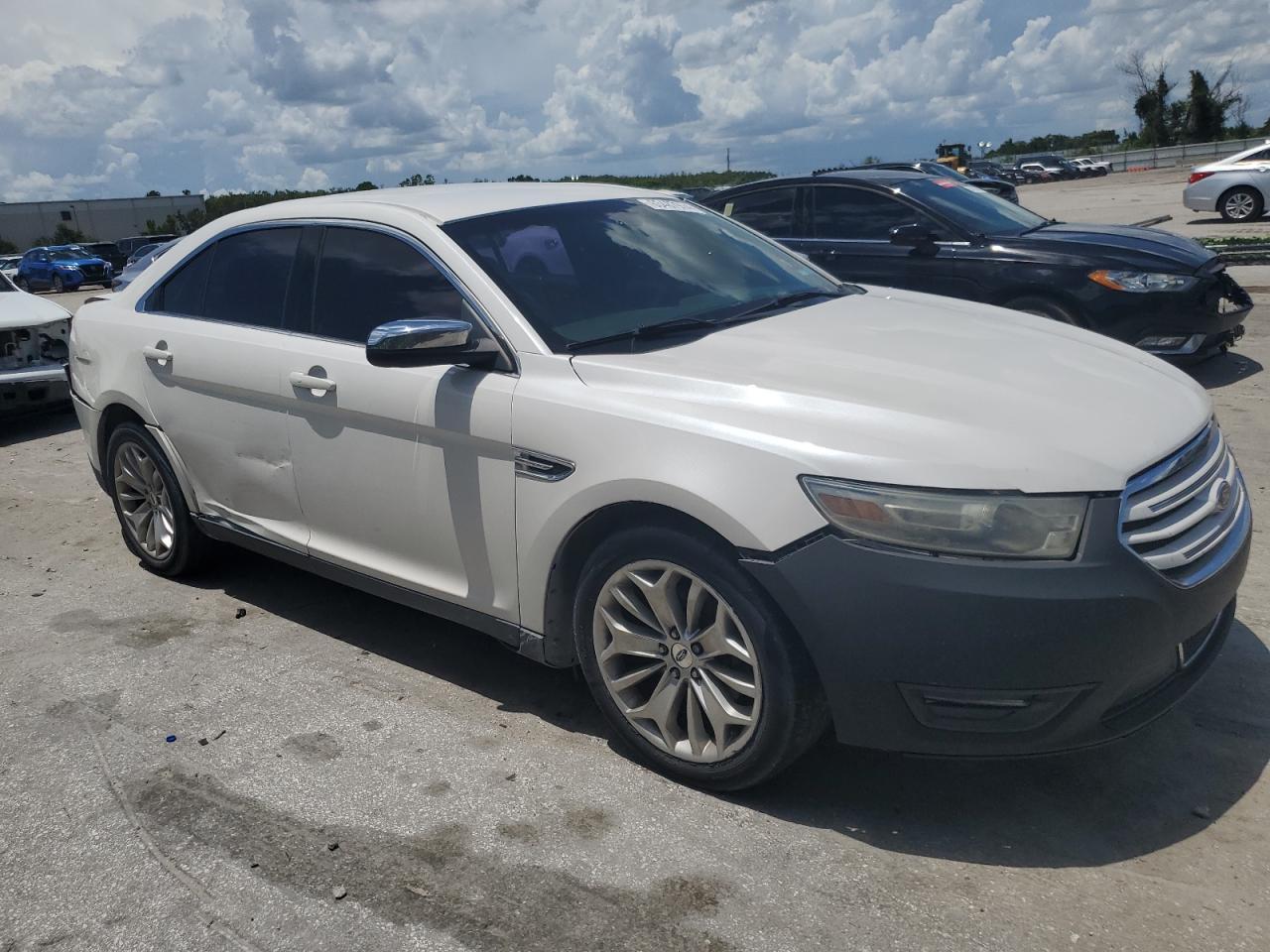 2014 Ford Taurus Limited - Image 4