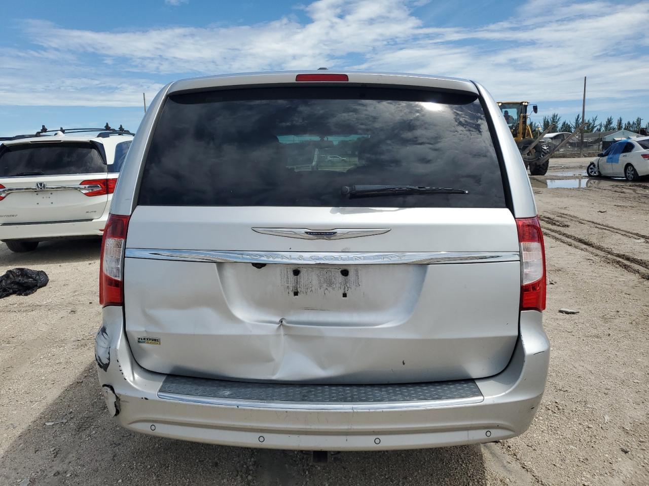 2011 Chrysler Town & Country Touring - Image 6