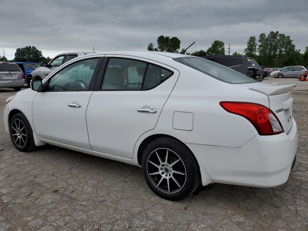 2015 Nissan Versa S - Фото 2