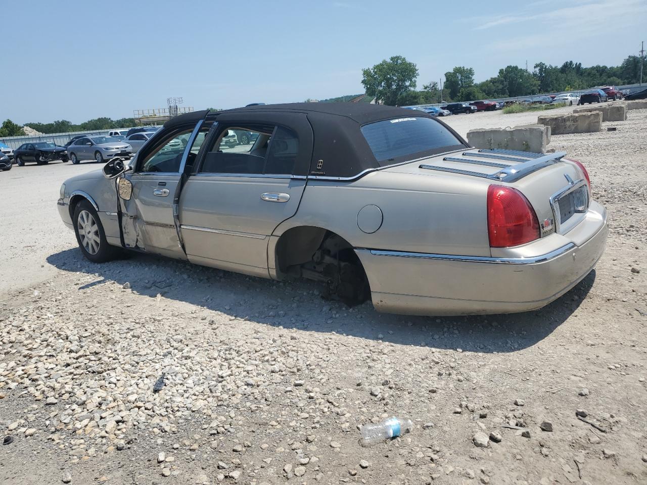 2004 Lincoln Town Car Ultimate Long Wheelbase - Image 2