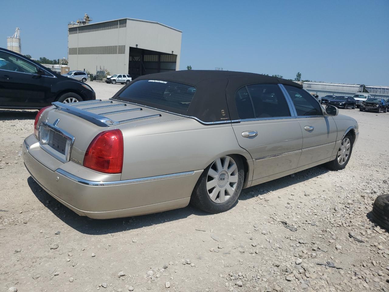 2004 Lincoln Town Car Ultimate Long Wheelbase - Image 3