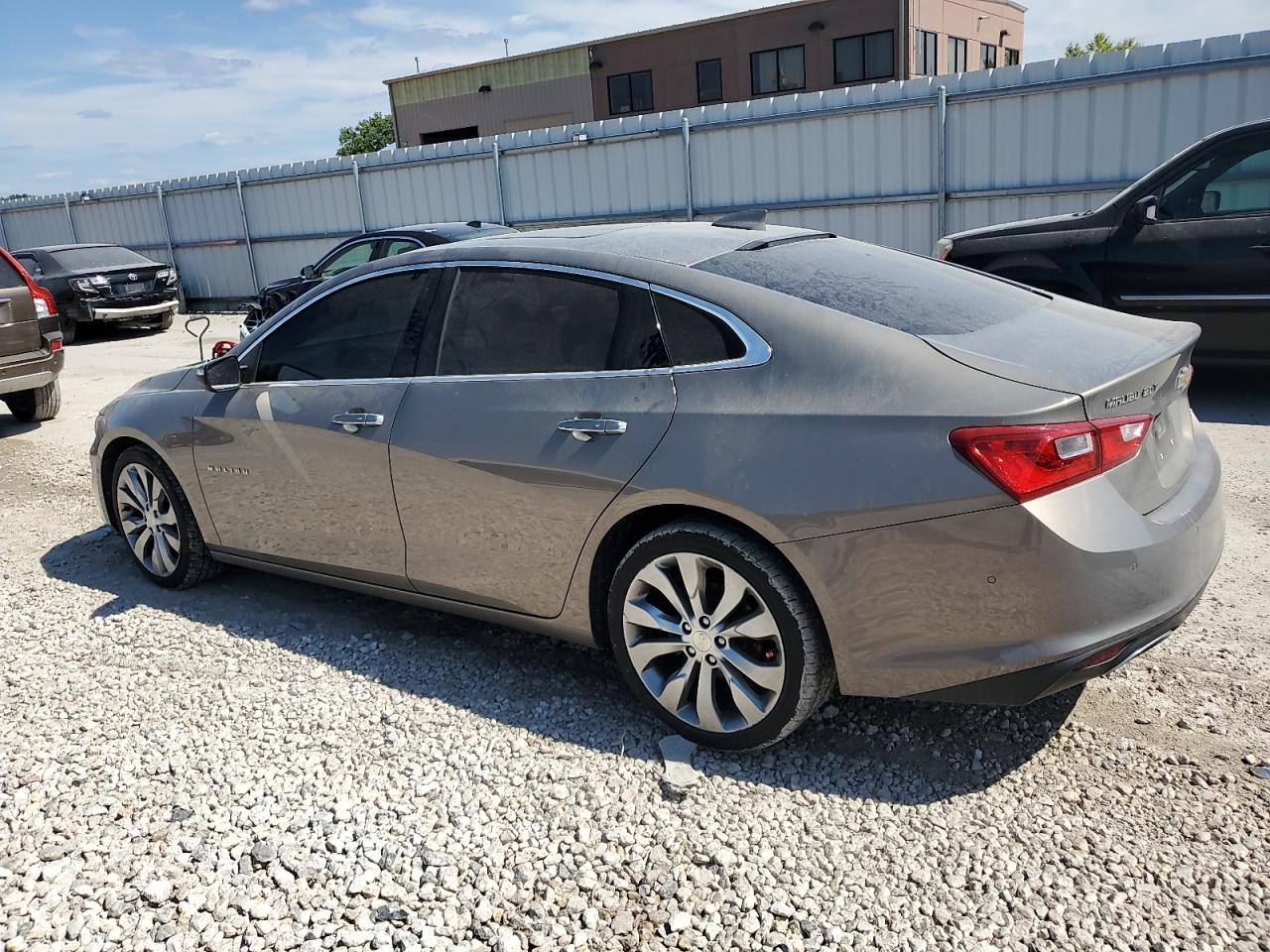 2017 Chevrolet Malibu Premier - Фото 2