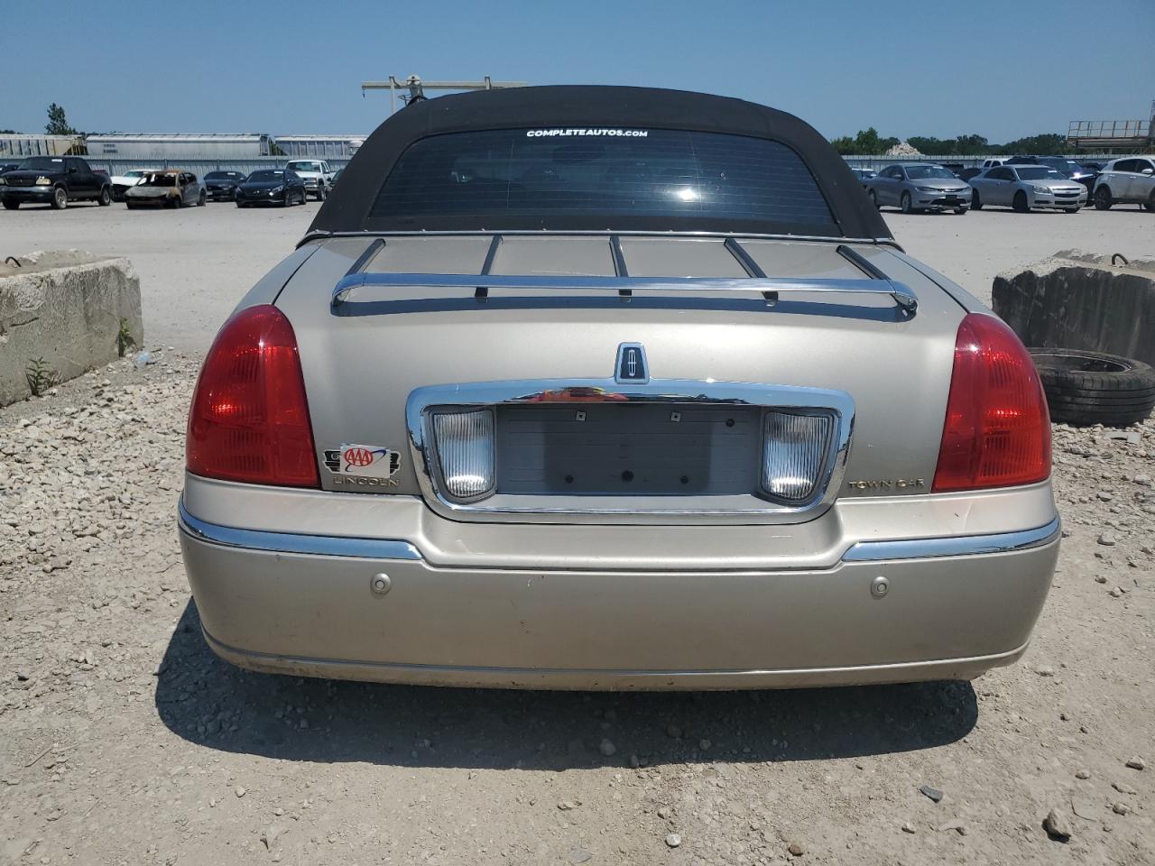 2004 Lincoln Town Car Ultimate Long Wheelbase - Image 6