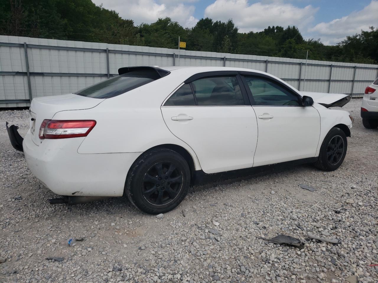 2011 Toyota Camry Le - Фото 3