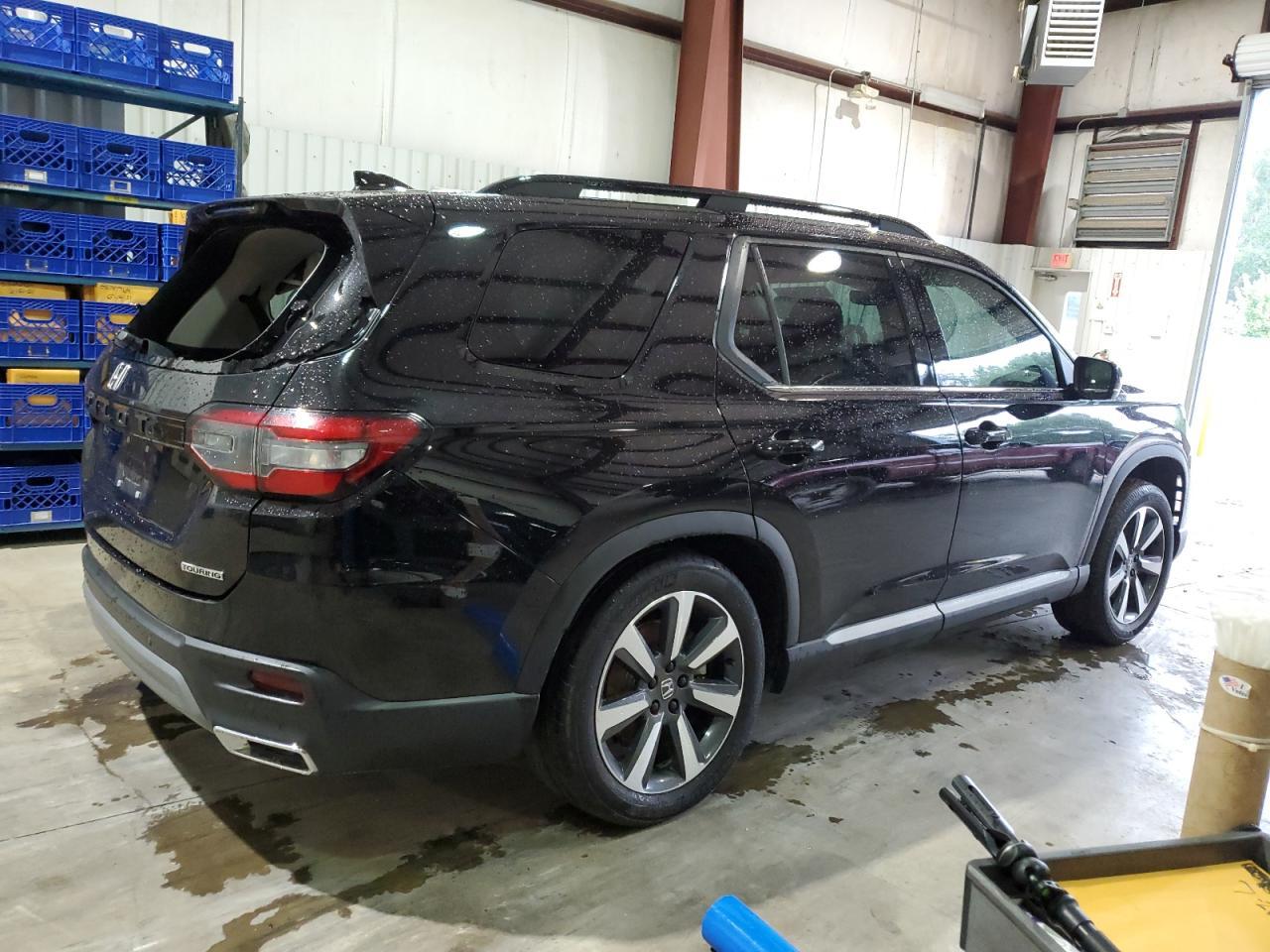 2023 Honda Pilot Touring - Image 3