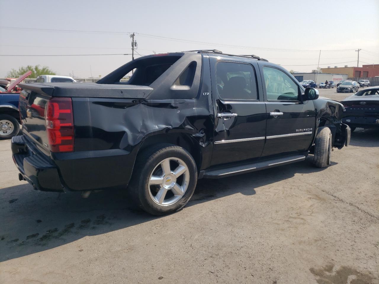 2011 Chevrolet Avalanche Ltz - Image 3