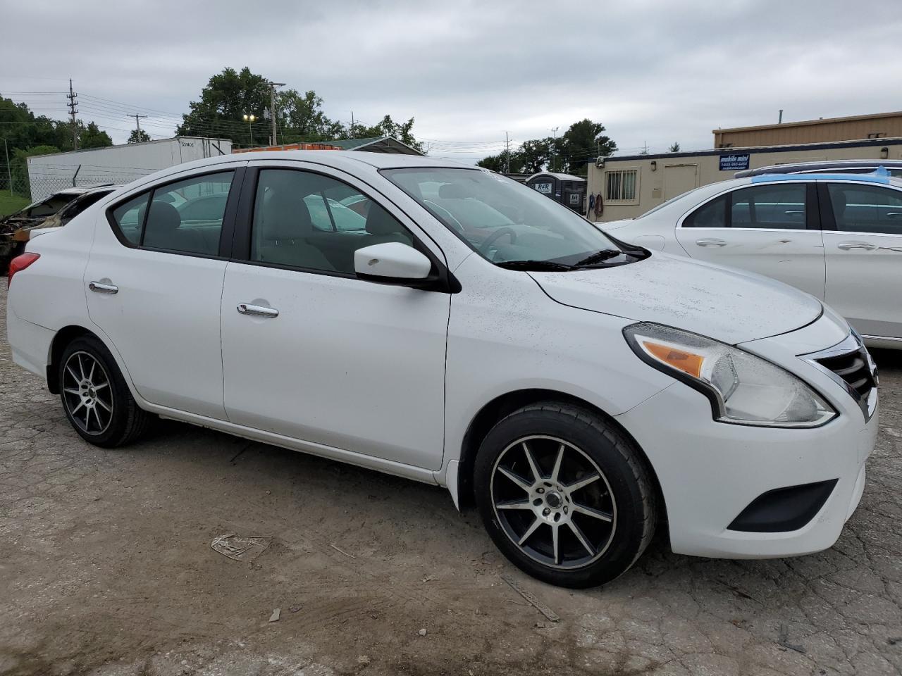 2015 Nissan Versa S - Фото 4