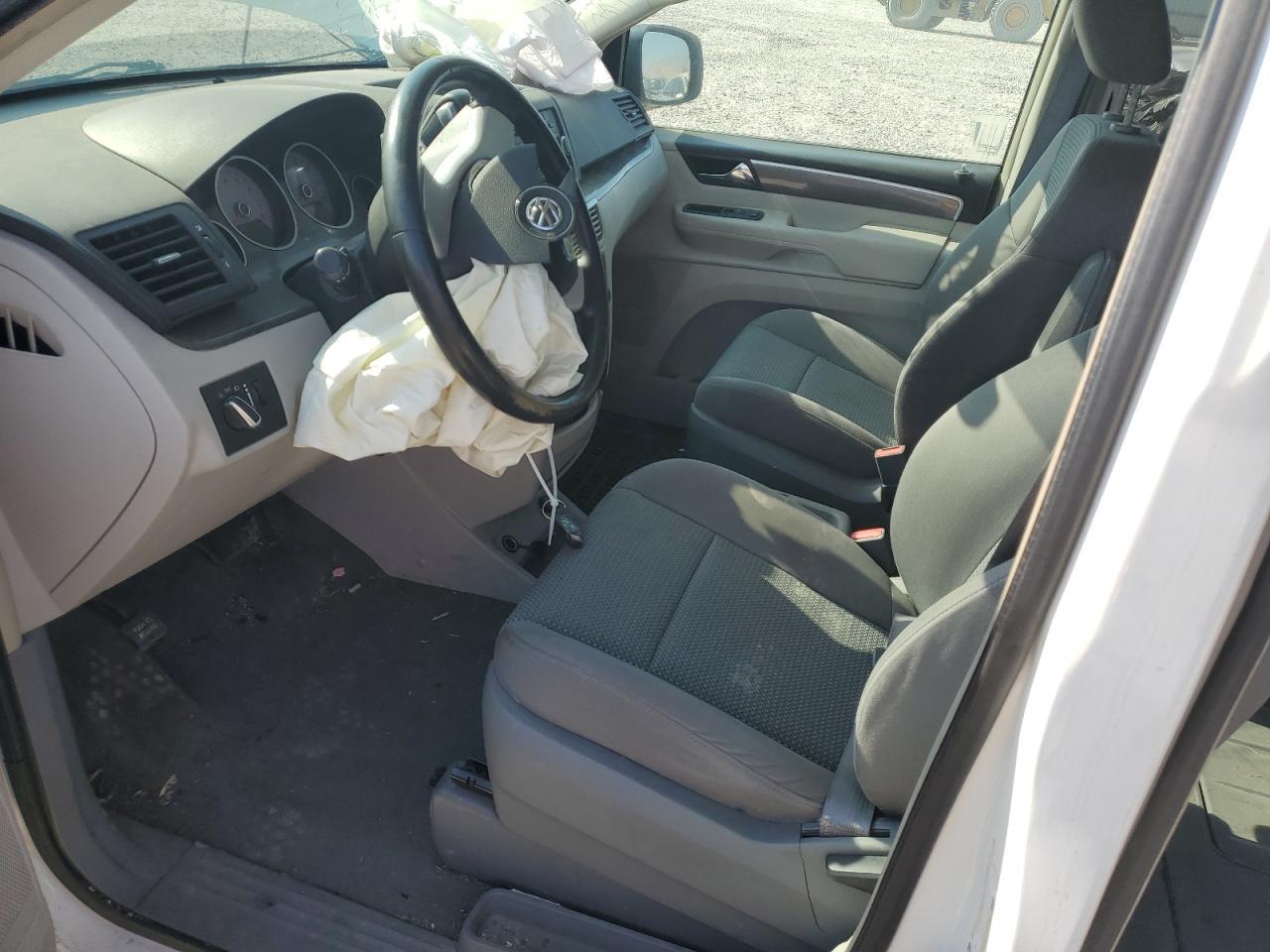 2010 Volkswagen Routan S - Фото 7