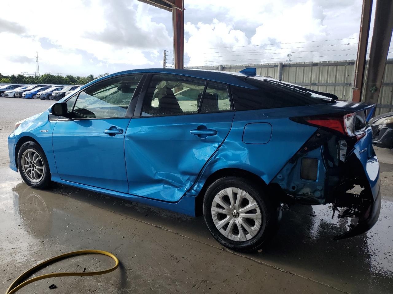 2020 Toyota Prius L - Фото 2