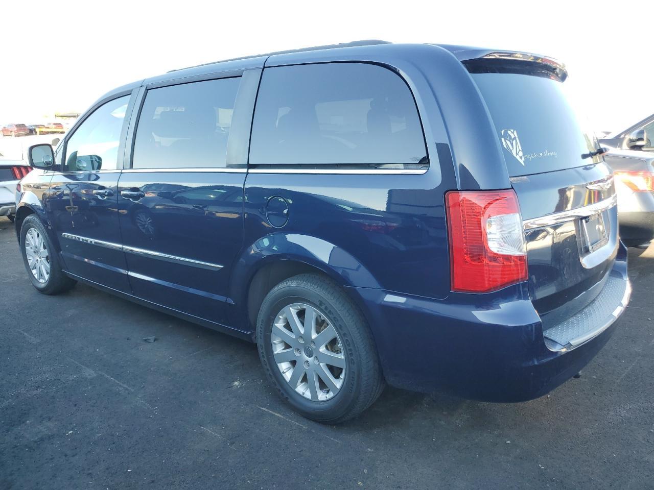 2013 Chrysler Town & Country Touring - Фото 2