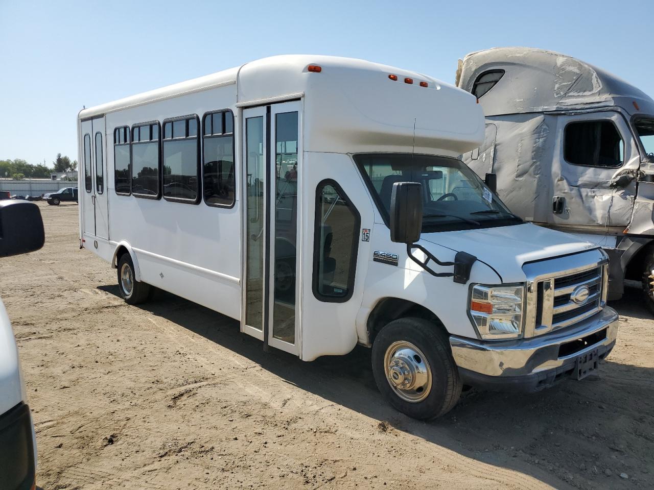 2013 Ford Econoline E450 Super Duty Cutaway Van - Image 4