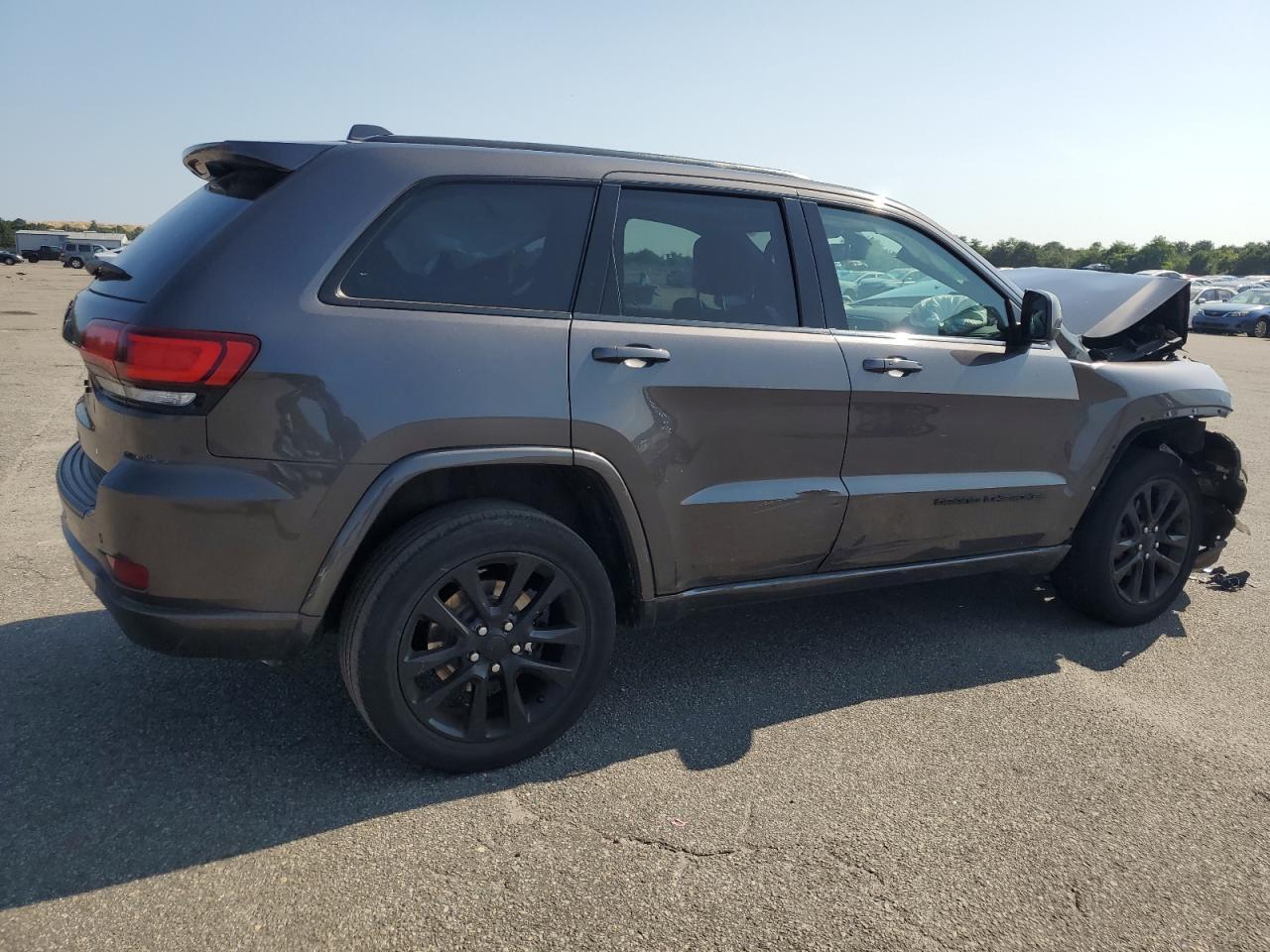 2020 Jeep Grand Cherokee Laredo - Image 3