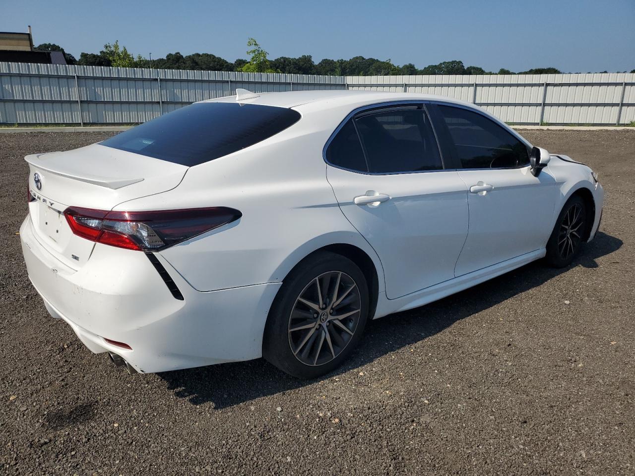 2021 Toyota Camry Se - Фото 3