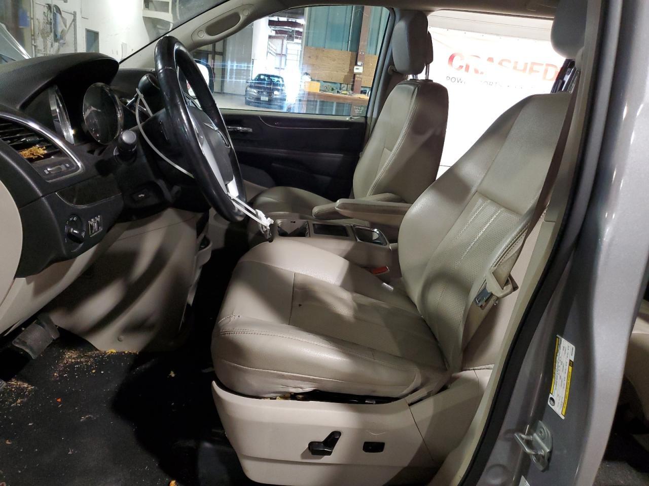 2013 Chrysler Town & Country Touring L - Фото 7