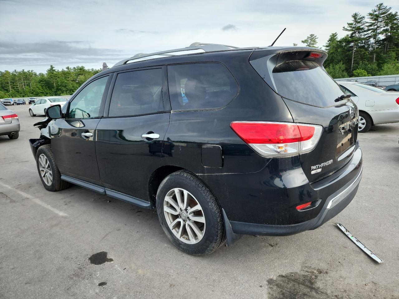 2015 Nissan Pathfinder S - Image 2