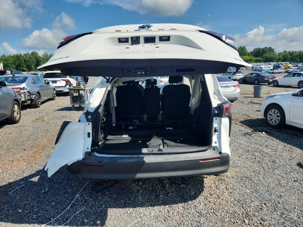 2025 Toyota Sienna Le - Фото 6