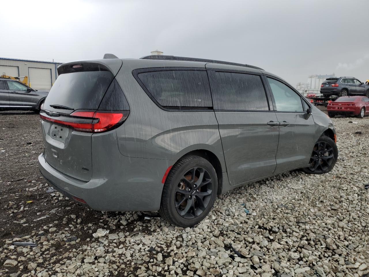 2021 Chrysler Pacifica Touring - Фото 3