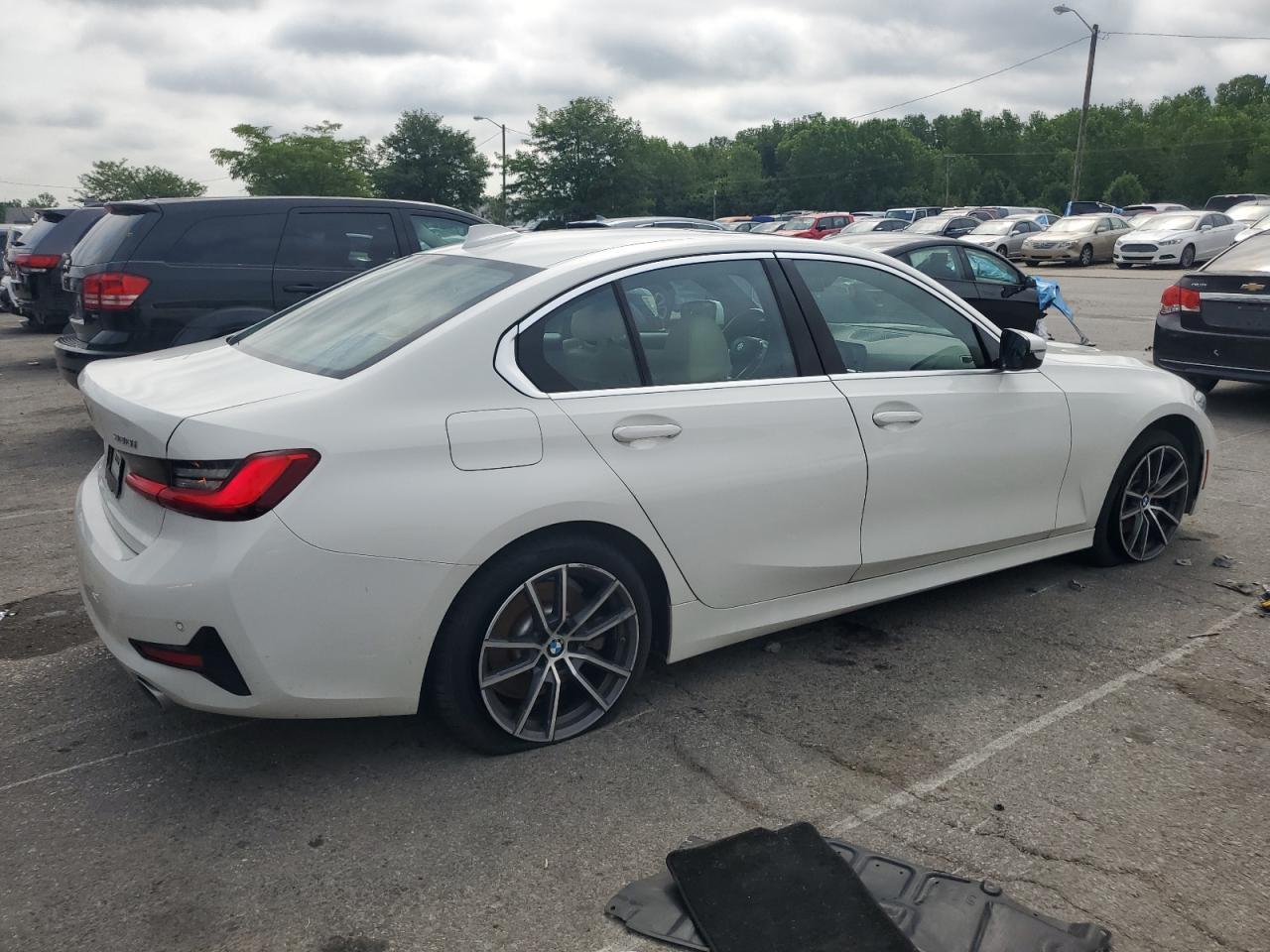 2020 BMW 330Xi - Фото 3
