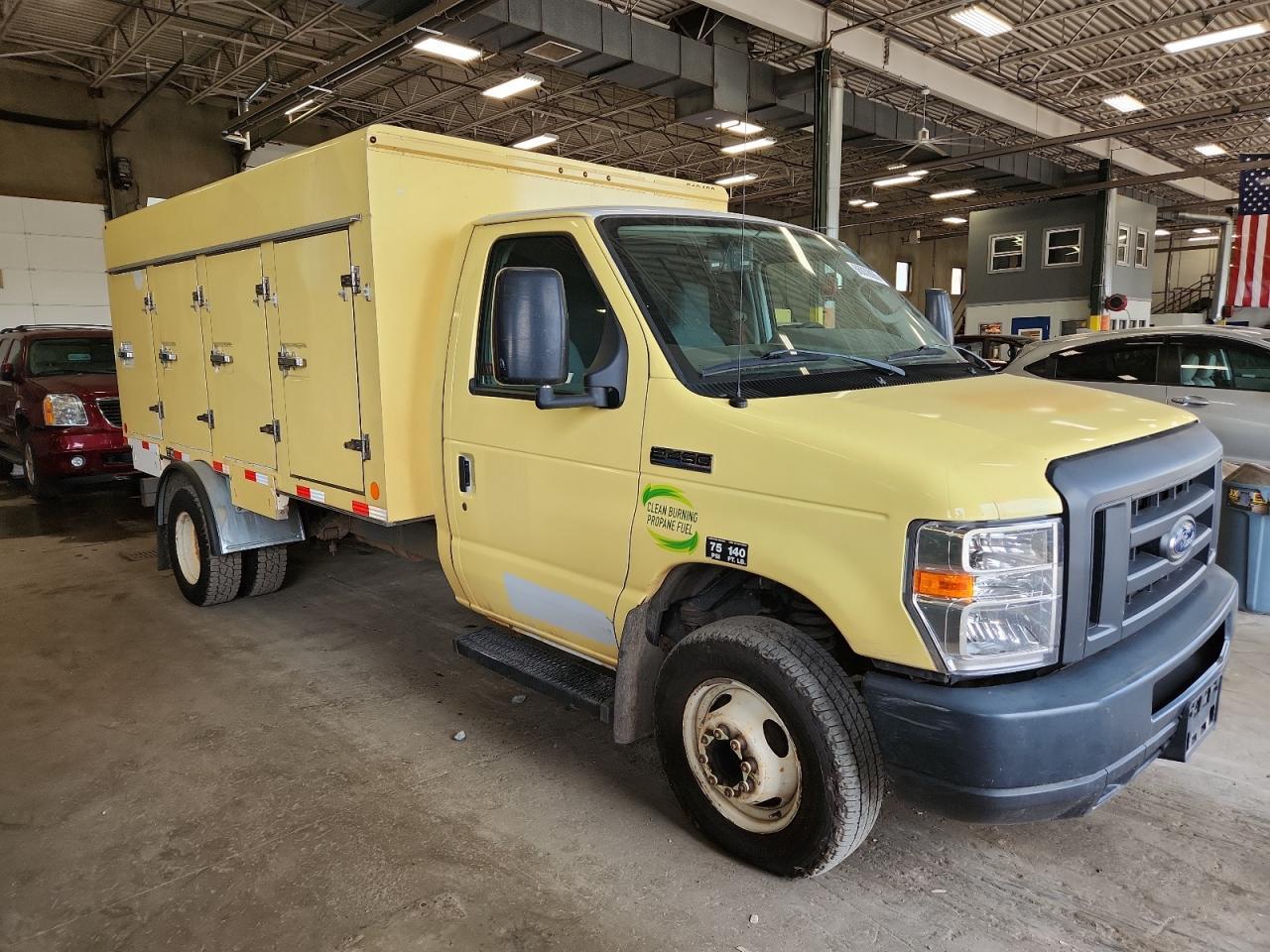 2018 Ford Econoline E450 Super Duty Cutaway Van - Фото 4