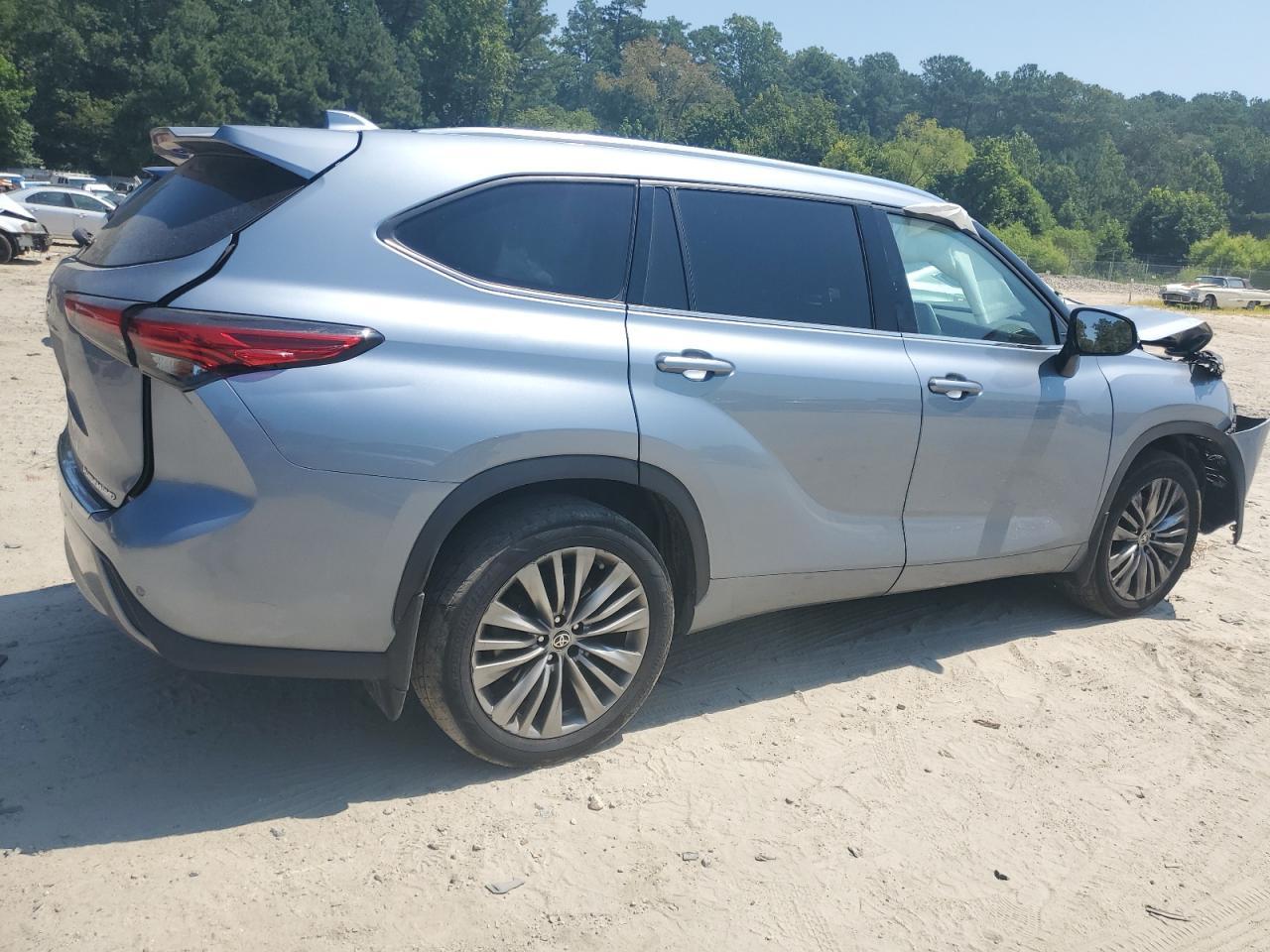 2021 Toyota Highlander Platinum - Image 3