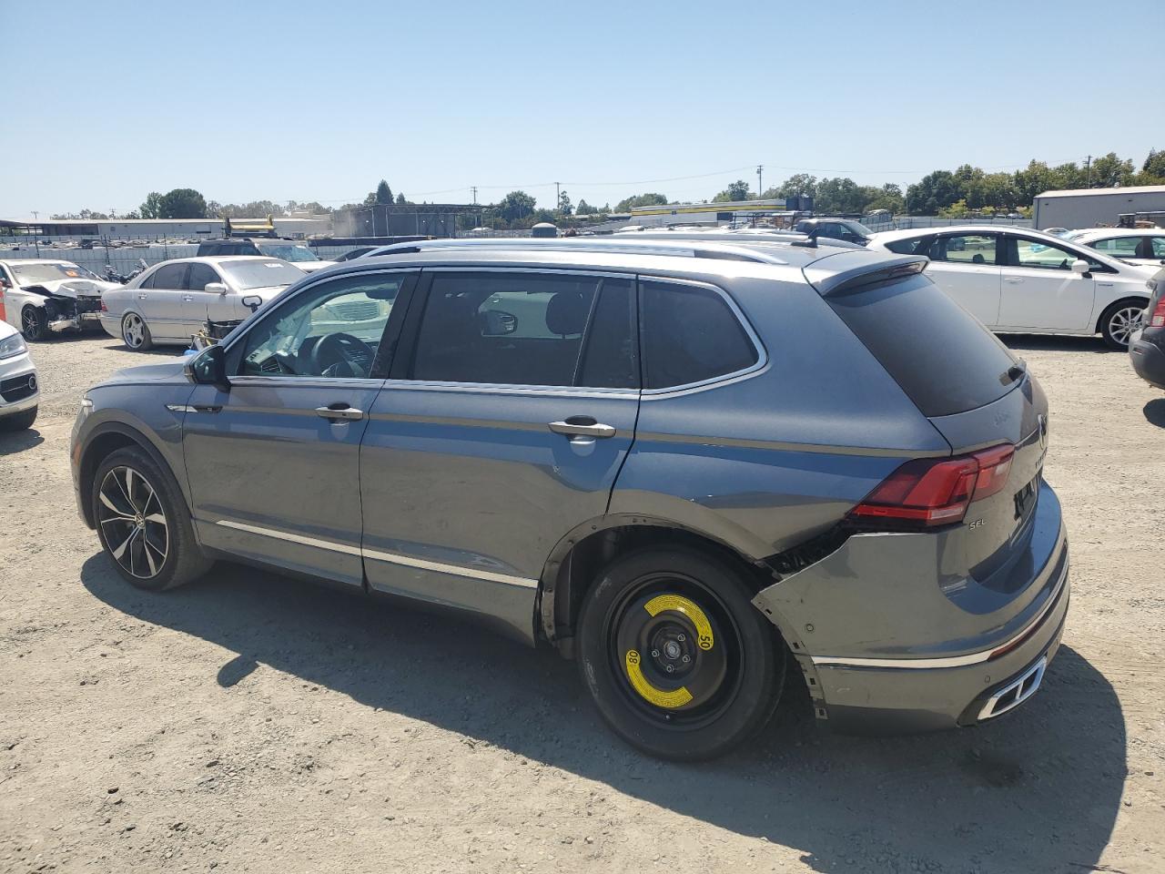2022 Volkswagen Tiguan Sel R-Line - Image 2