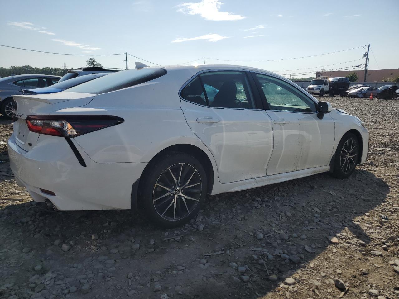 2021 Toyota Camry Se - Фото 3