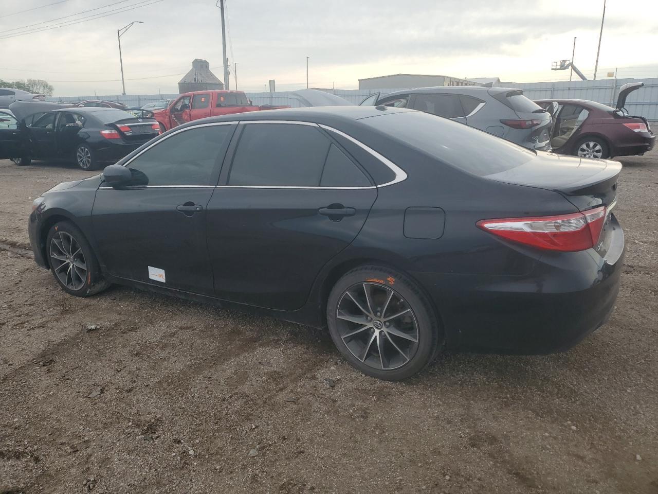 2015 Toyota Camry Le - Фото 2