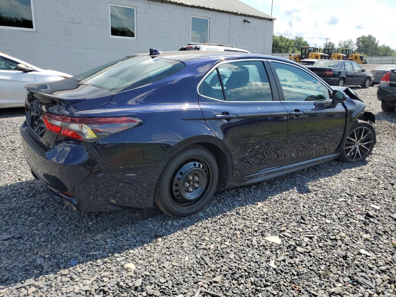 2022 Toyota Camry Se - Image 3