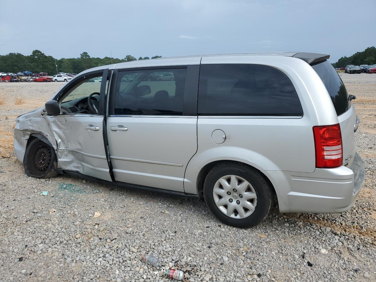 2010 Chrysler Town & Country Lx - Фото 2
