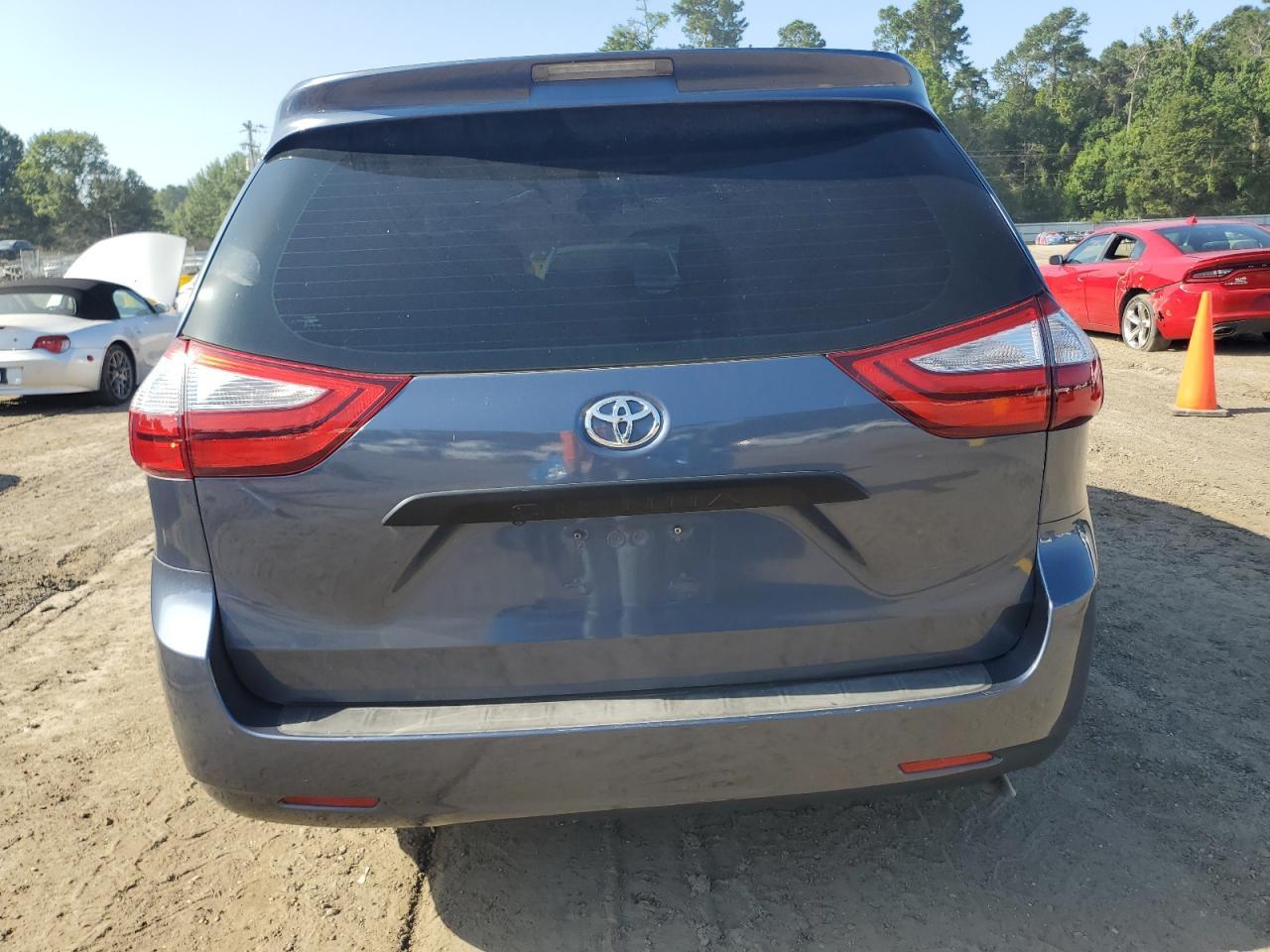 2016 Toyota Sienna - Image 6
