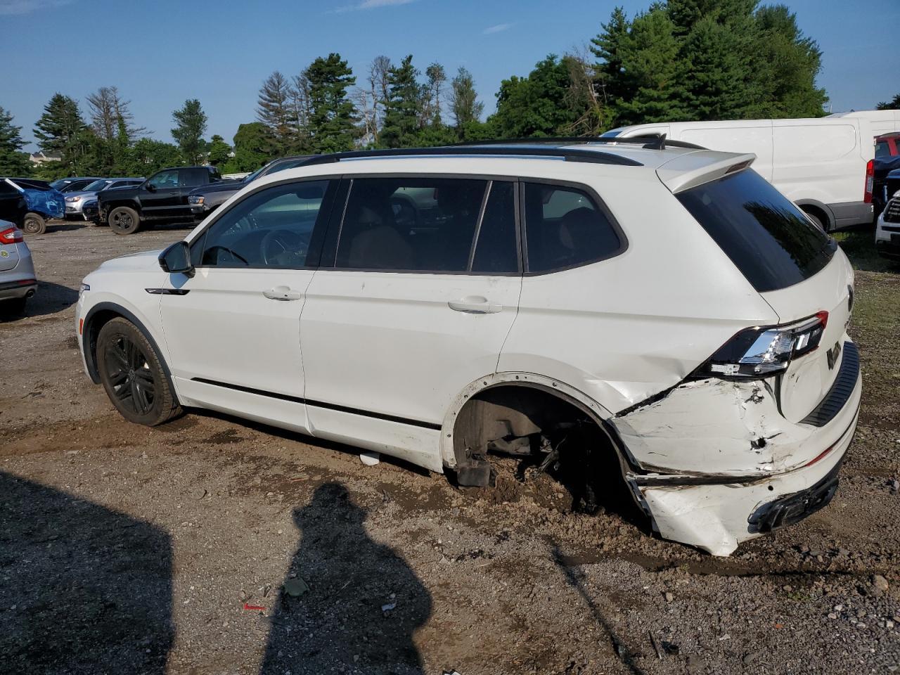 2022 Volkswagen Tiguan Se R-Line Black - Image 2