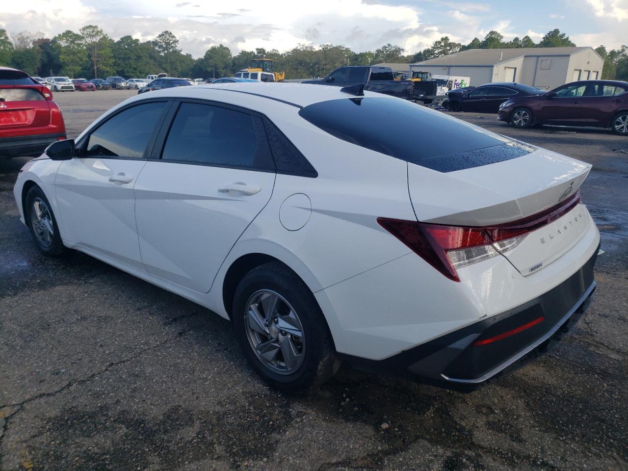 2024 Hyundai Elantra Se - Фото 2