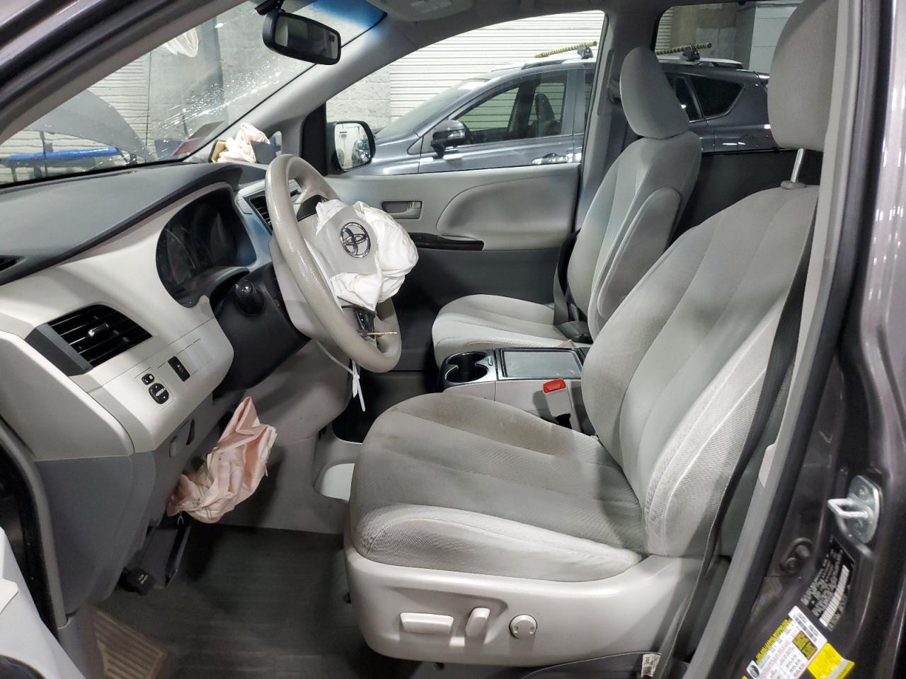 2014 Toyota Sienna Le - Image 7