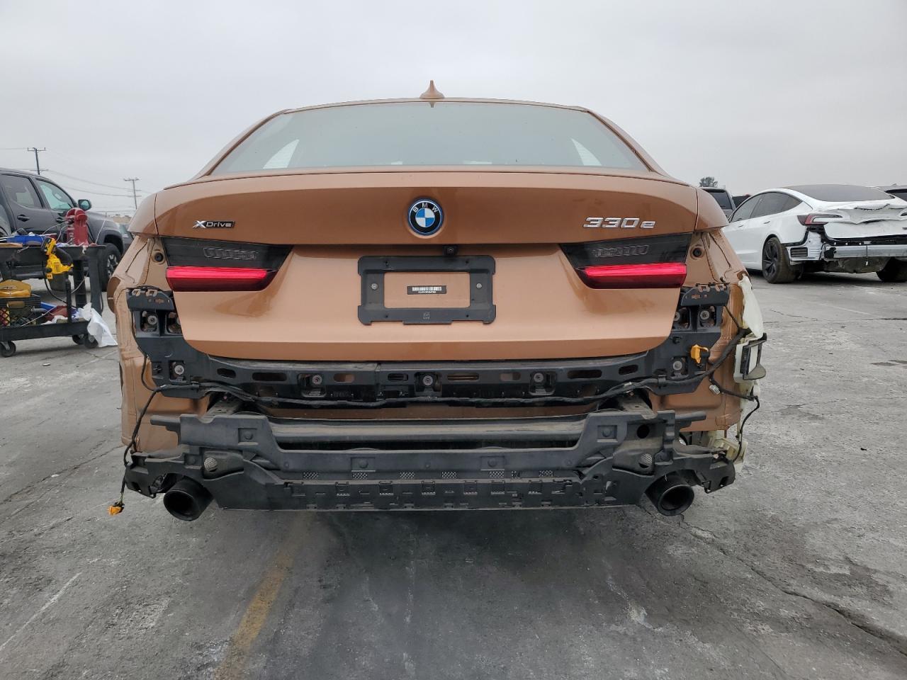 2022 BMW 330Xe - Фото 6