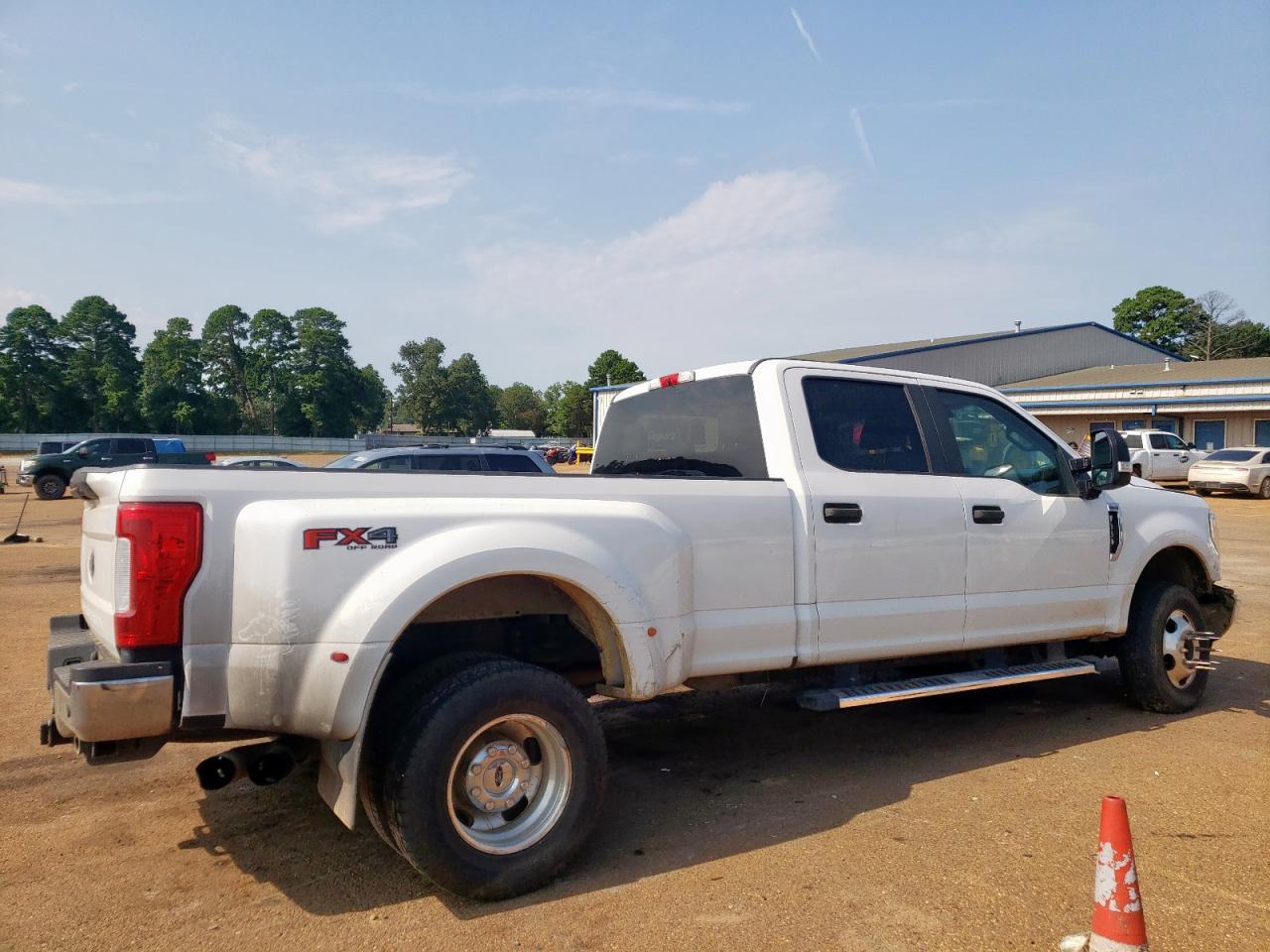2019 Ford F350 Super Duty - Фото 3