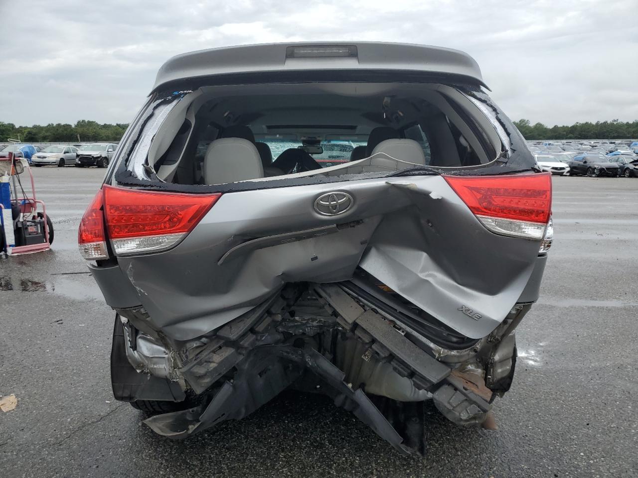 2013 Toyota Sienna Xle - Фото 6
