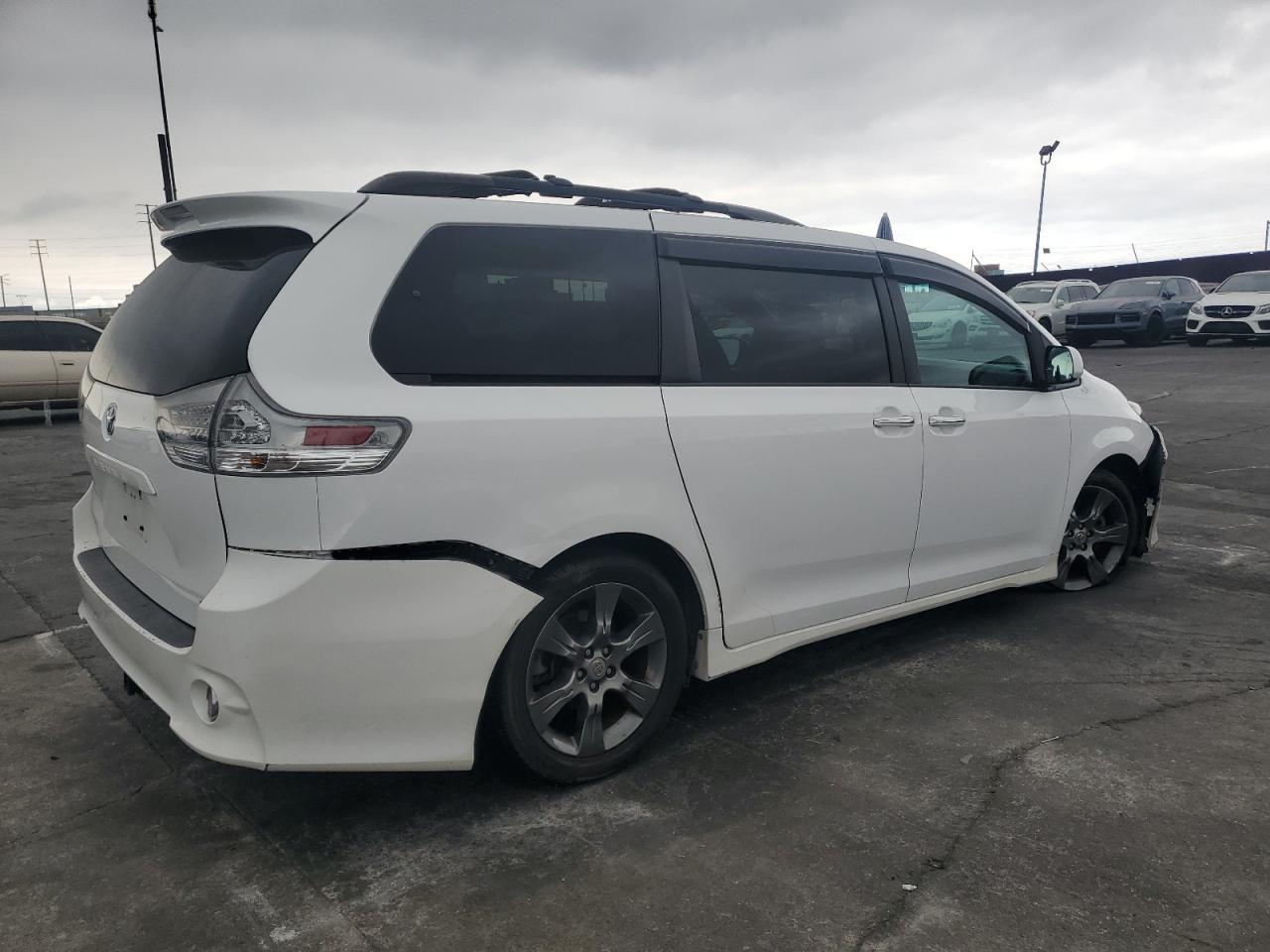 2015 Toyota Sienna Sport - Image 3