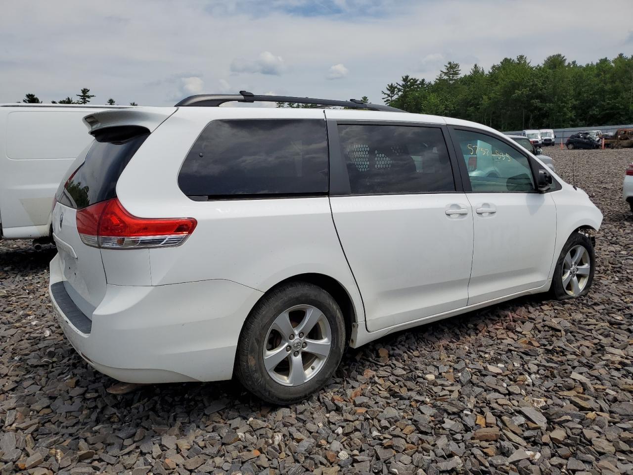 2011 Toyota Sienna Le - Фото 3