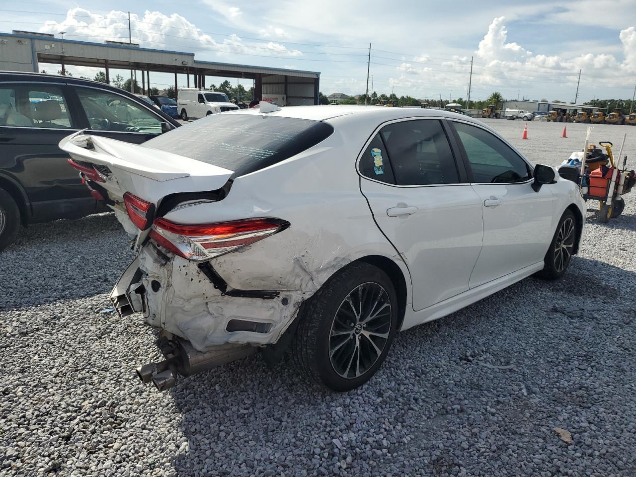 2020 Toyota Camry Se - Фото 3