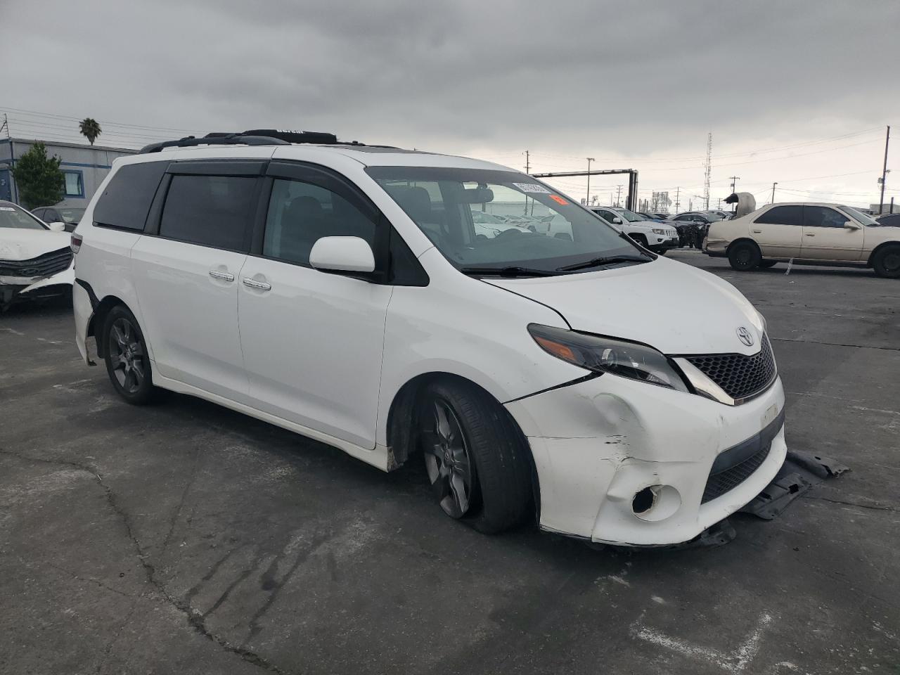 2015 Toyota Sienna Sport - Image 4