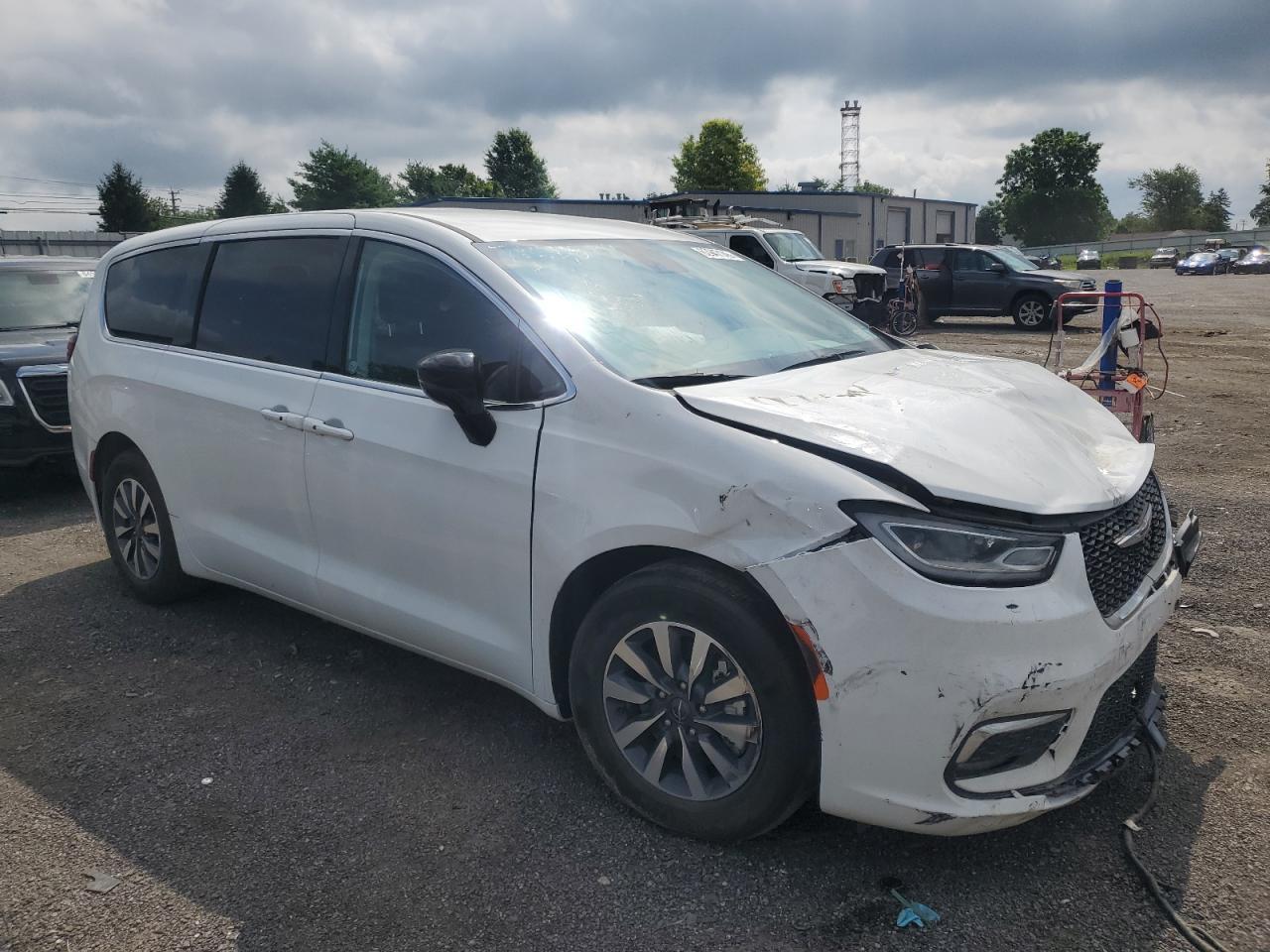 2024 Chrysler Pacifica Hybrid Select - Image 4