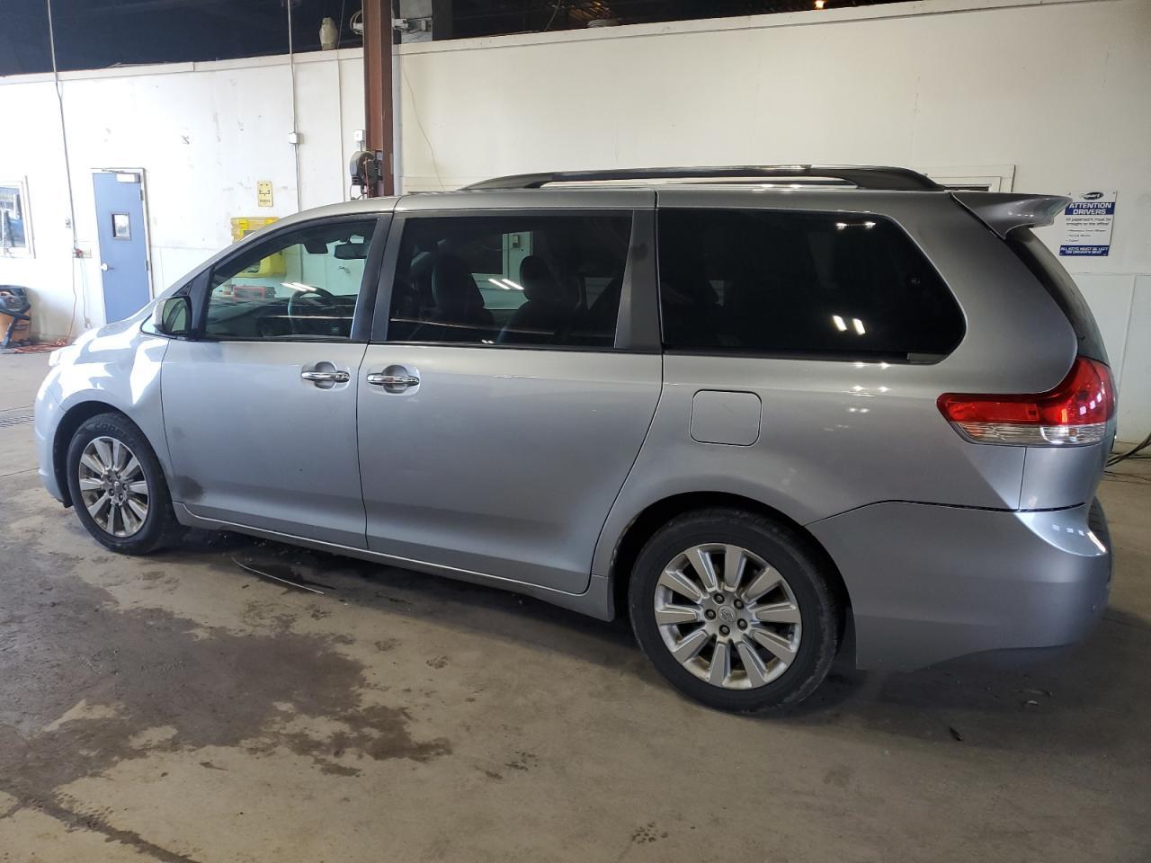 2011 Toyota Sienna Xle - Фото 2