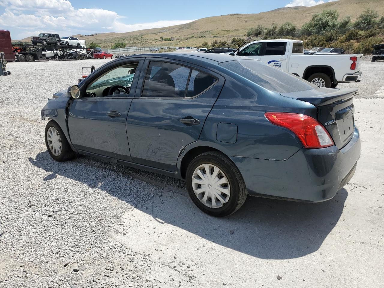 2015 Nissan Versa S - Фото 2